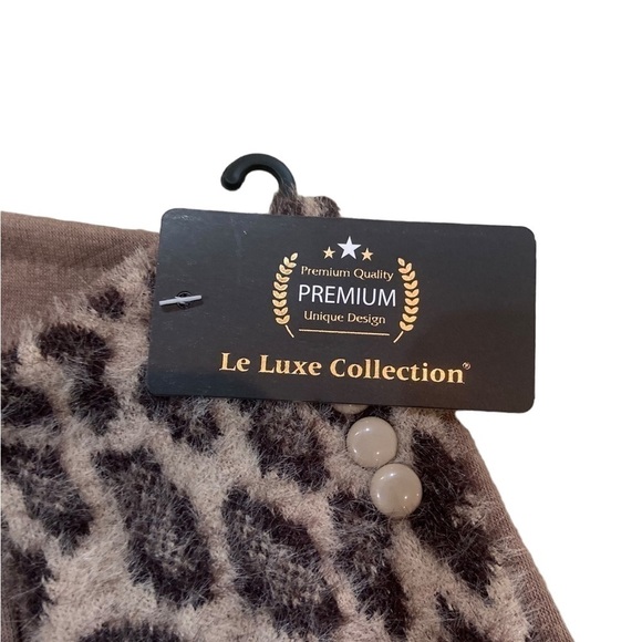 NWT le luxe collection animal print touch screen gloves button detail taupe OS - Picture 6 of 7